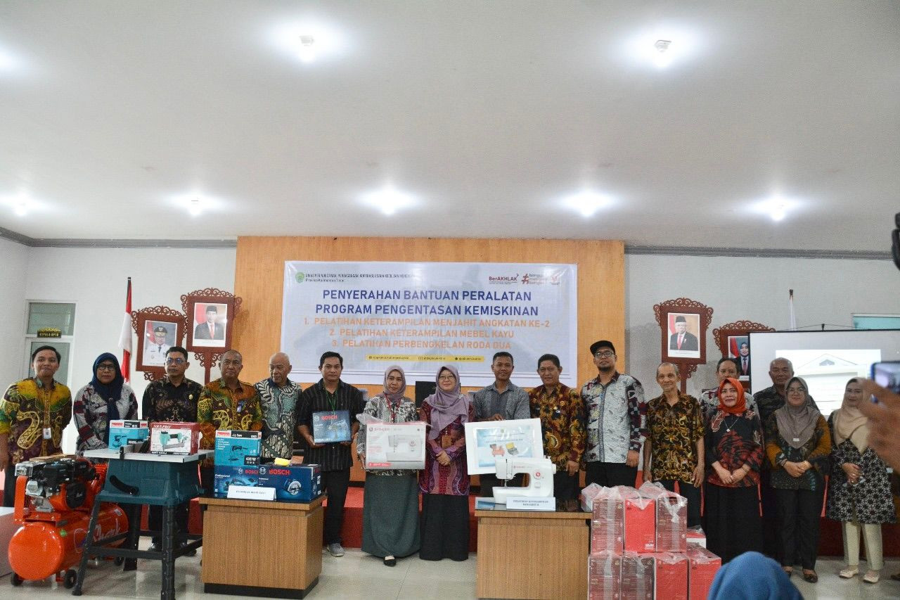 UPTD Pelatihan Koperasi Serahkan Bantuan Peralatan Program Pengentasan Kemiskinan