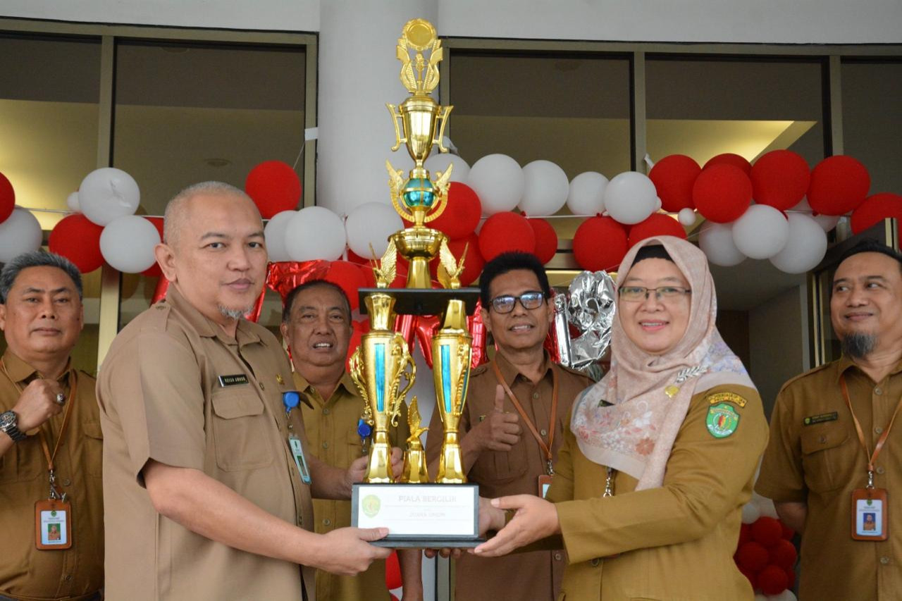 Bidang Koperasi dan UKM Raih Juara Umum Lomba HUT Kemerdekaan Heni : Eratkan dan Tingkatkan Kekompakan Tim Dalam Bekerja