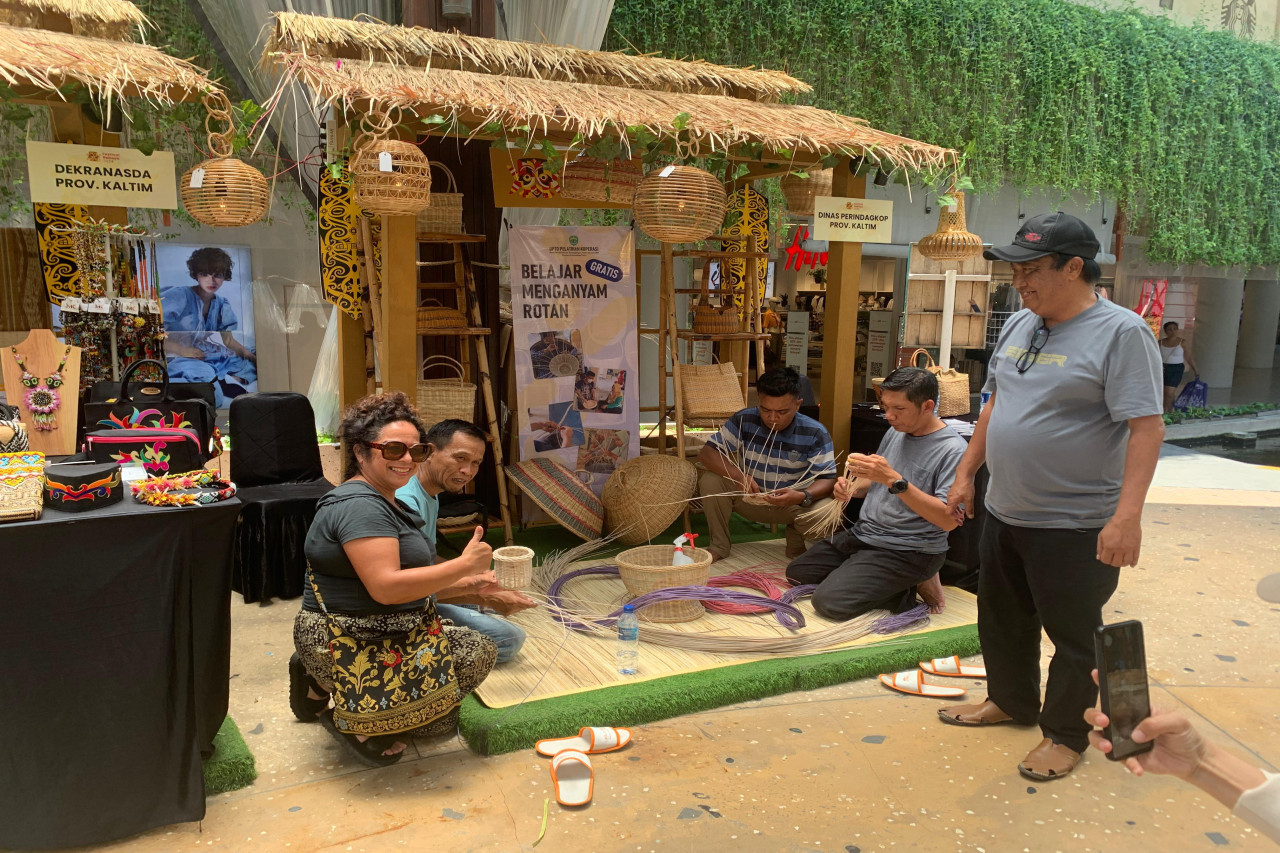 Pameran Festival Bebaya Kaltim 2024 UPTD Pelatihan Koperasi DPPKUKM Prov. Kaltim Tampilkan Kerajinan Rotan Khas Kaltim