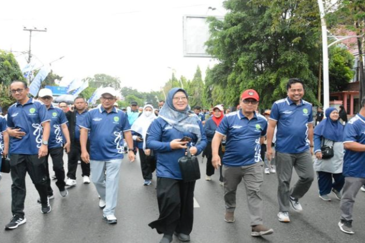 Hari Koperasi dan UMKM Nasional 2024, DPPKUKM Prov. Kaltim Gelar Jalan Santai dan Pemberian Penghargaan