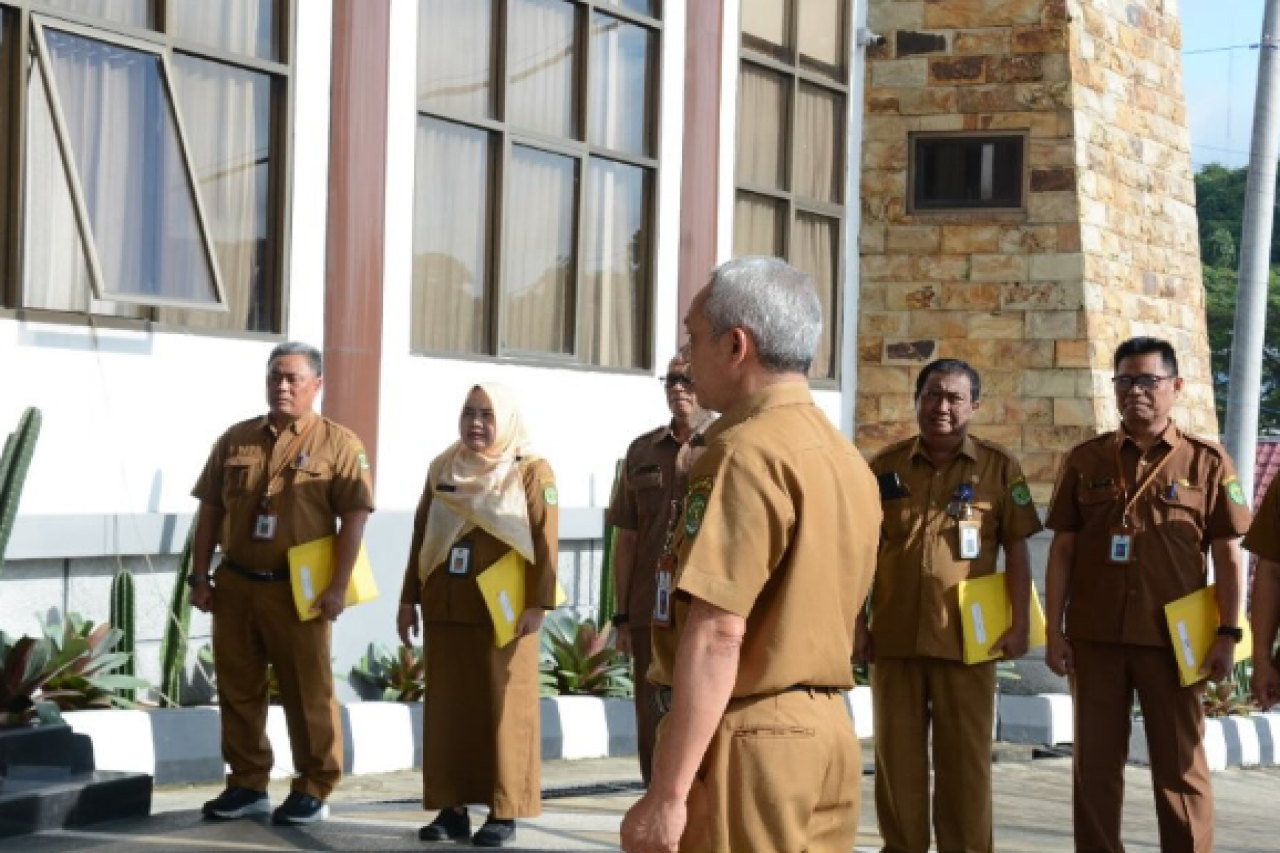 Rutinitas Apel Pagi Dinas PPKUKM Provinsi Kaltim “Percepat Kinerja, Tingkatkan Komitmen, dan Raih Hasil Optimal”