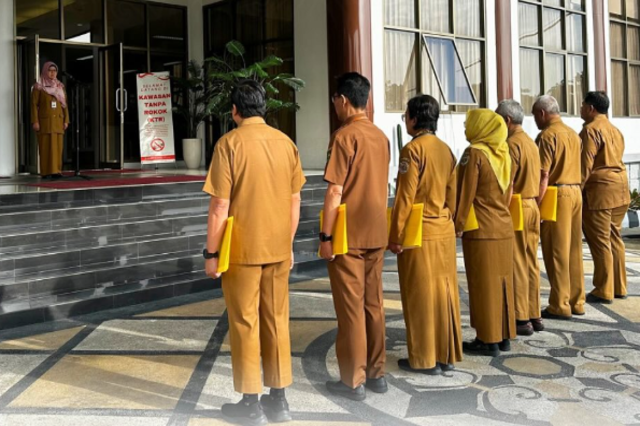 Rutinitas Apel Pagi Dinas PPKUKM Prov. Kaltim Dinas PPKUKM Kaltim Gelorakan Semangat Kerja Melalui Apel Pagi