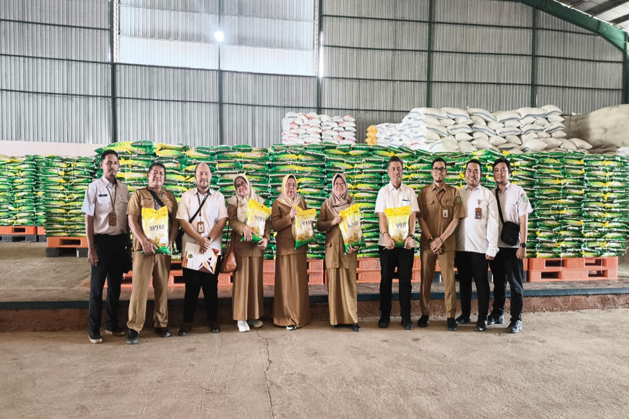 Pastikan Ketersediaan, Dinas PPKUKM Kaltim Monitoring Gudang Beras di Samarinda
