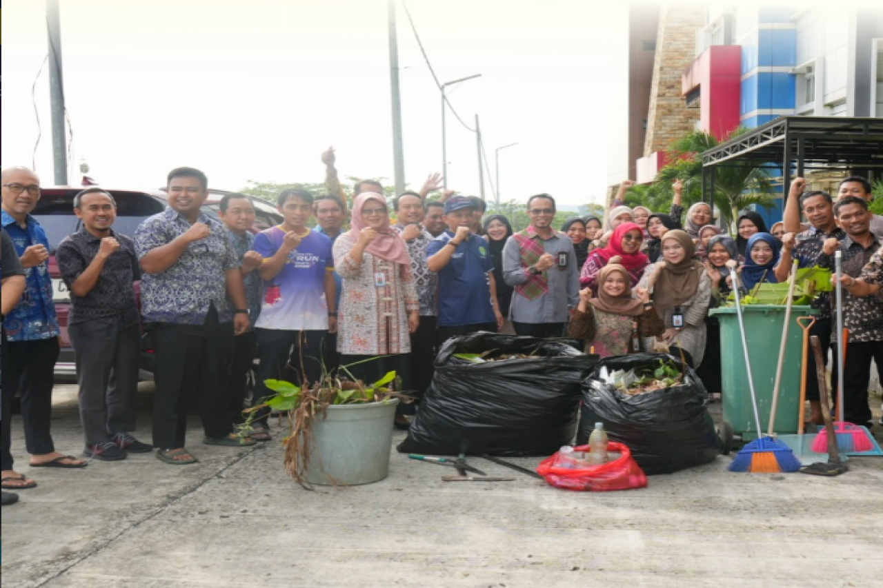 DPPKUKM Kaltim Kompak Bersihkan Kantor, Dukung Penuh Gerakan Indonesia ASRI