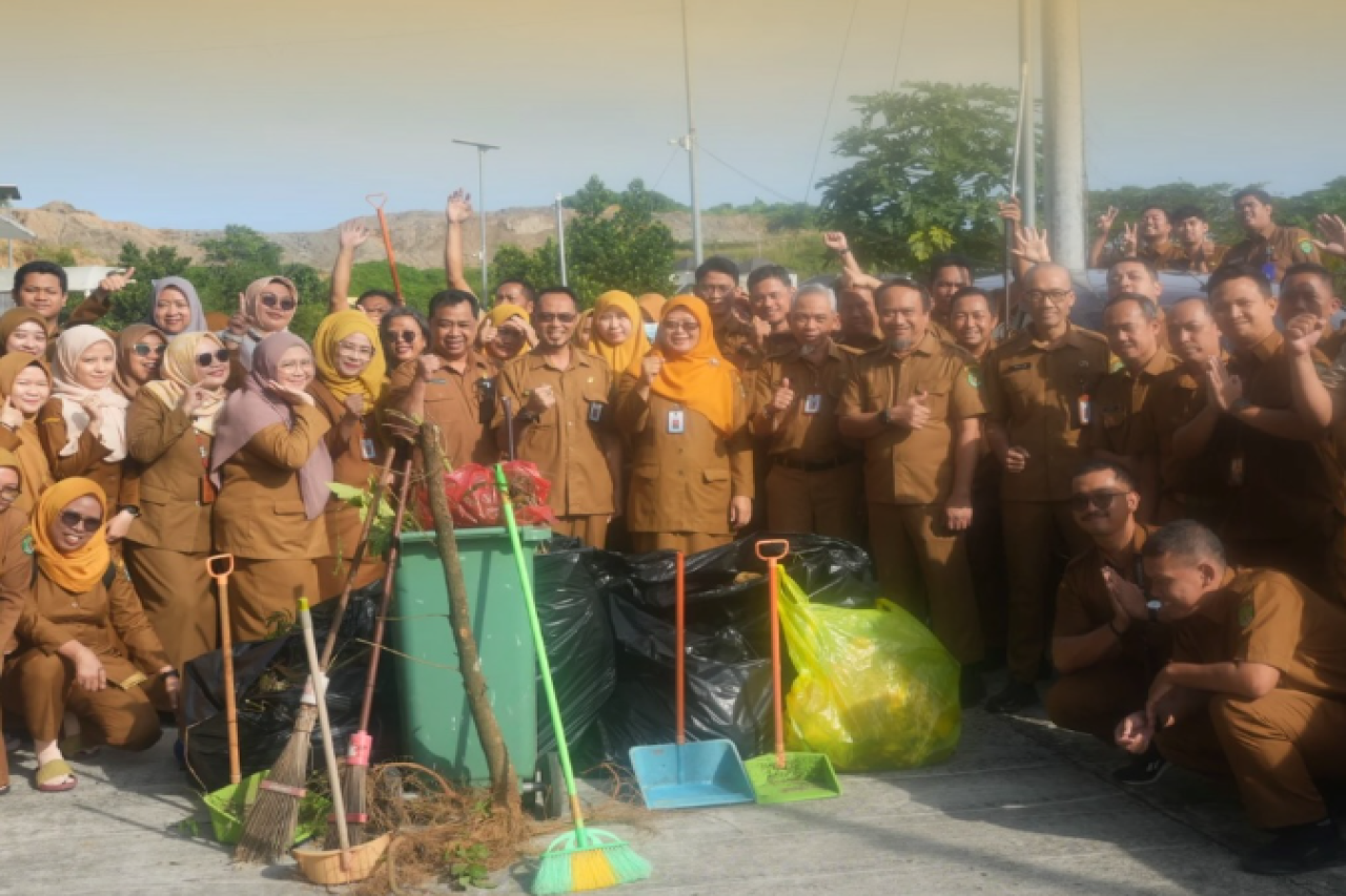 Dalam rangka mendukung Gerakan ASRI (Aman, Sehat, Resik, dan Indah), DPPKUKM Kaltim kembali menggelar kegiatan bersih-bersih di lingkungan kantor
