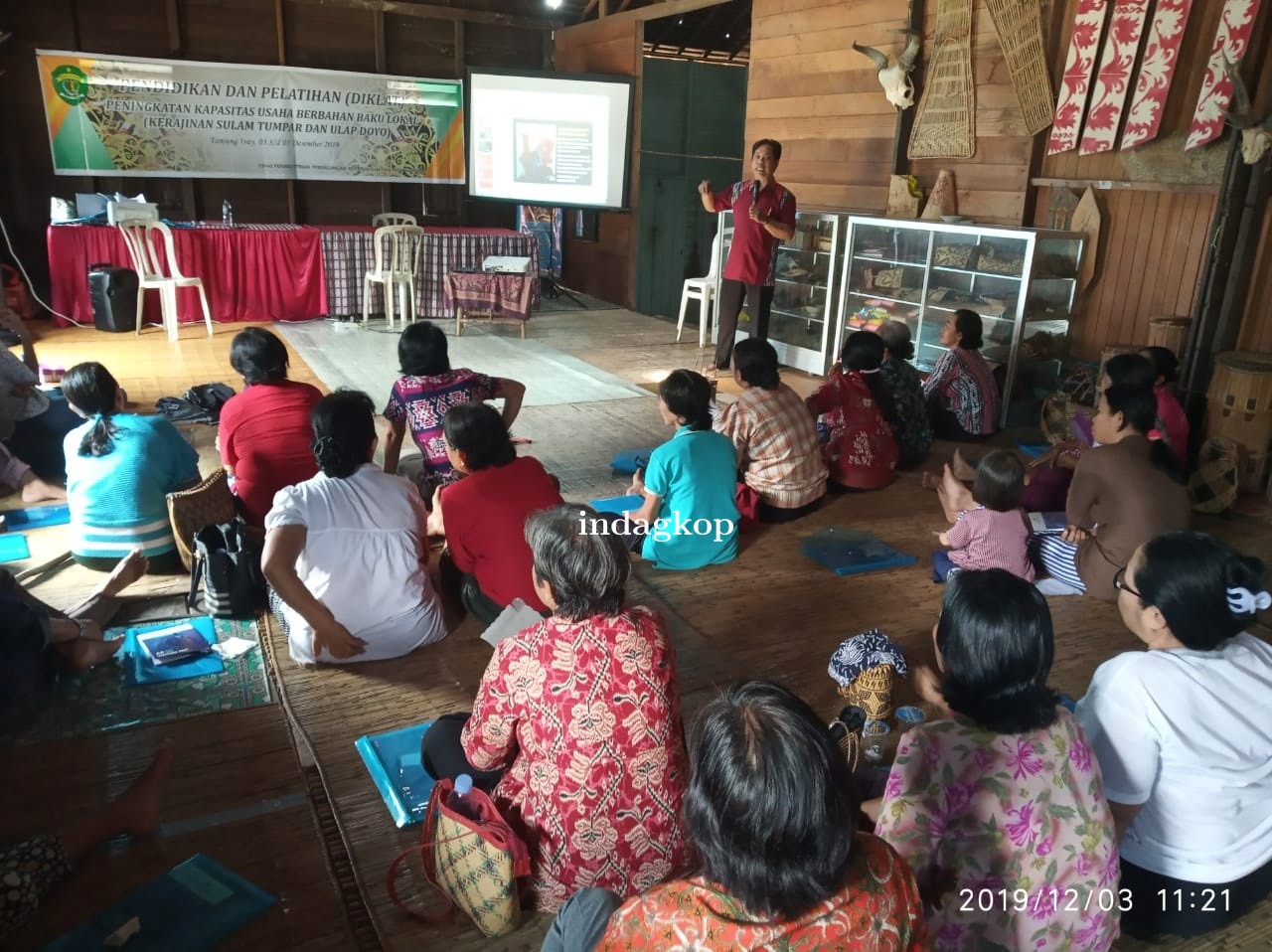 Puluhan masyarakat tanjung isuy mengikuti pelatihan kerajinan berbahan lokal