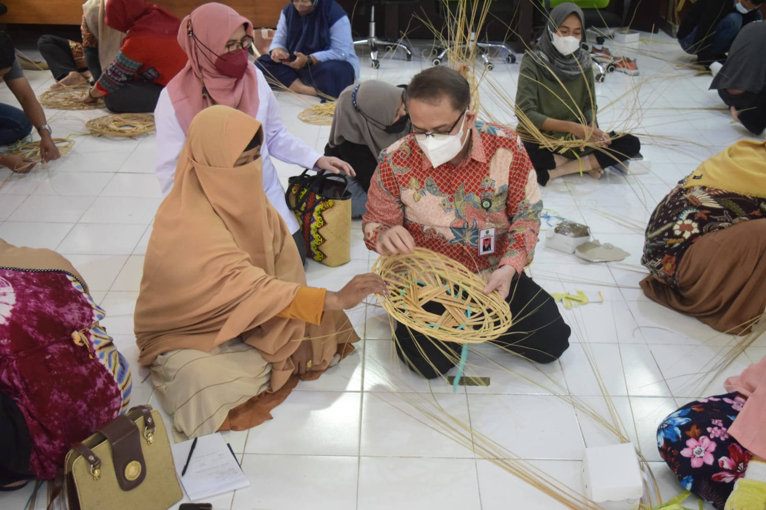 Keseruan Mengolah Kerajinan Lidi