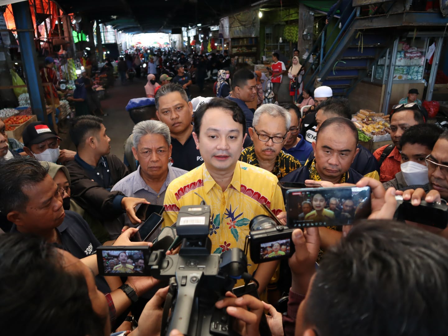 Tinjau Pasar Segiri, Wamendag Pastikan Harga Bahan Pokok Stabil