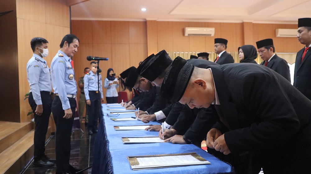 Kakanwil Kemenkuham Lantik PPNS Dinas Perindagkop UKM Kaltim