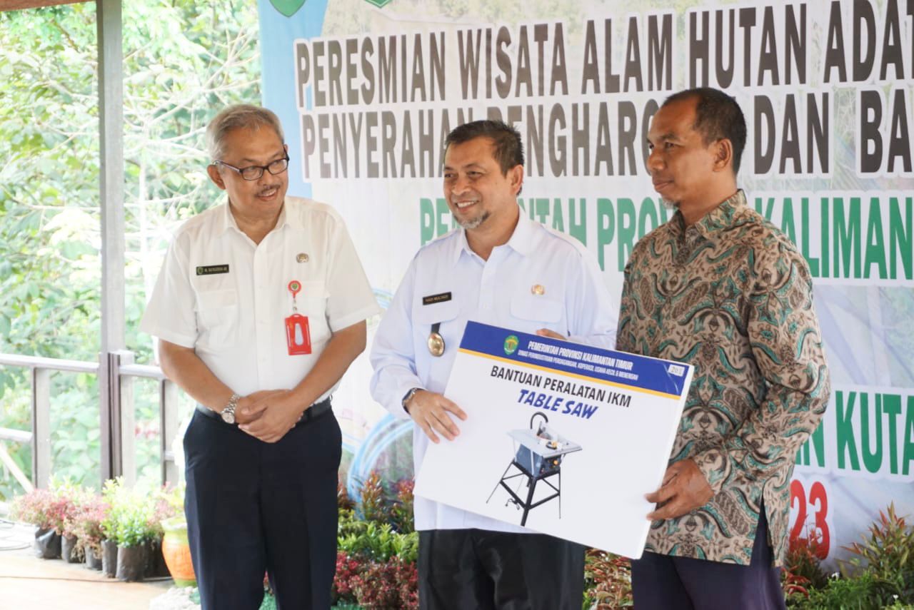 Wagub Hadi Serahkan Bantuan Alat bagi Pelaku UKM dan IKM di Kubar dan Mahulu