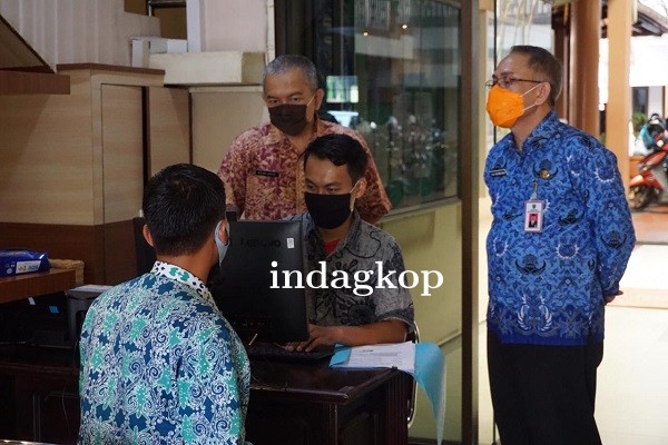 Kadis Perindagkop Meninjau Pendaftaran Tatap Muka BPUM