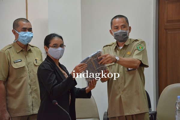 Penyerahan Bantuan Masker Non Medis kepada Dinas Perdagangan Koperasi dan UKM Kutai Barat