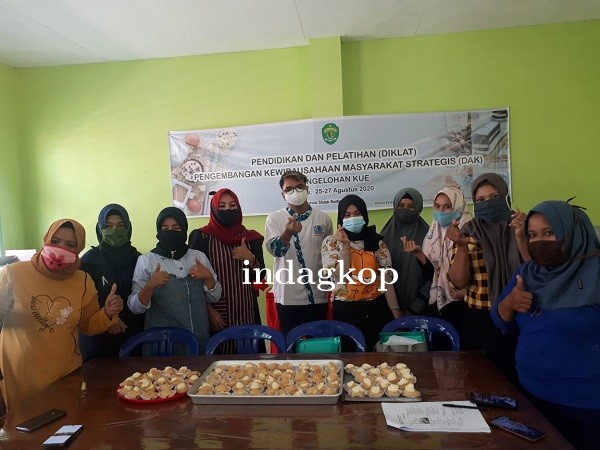 Diklat Pengembangan Kewirausahaan bagi Kelompok Masyarakat Strategis (DAK) Pengolahan Kue