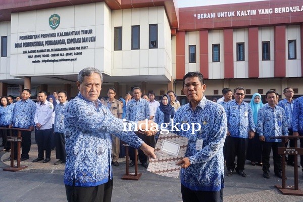 Penyerahan SK Pensiun atas nama Hairil Anwar